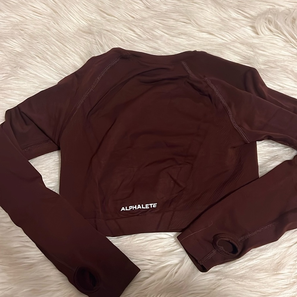 Alphalete Women’s Stratus Long Sleeve Crop Too - Sangria